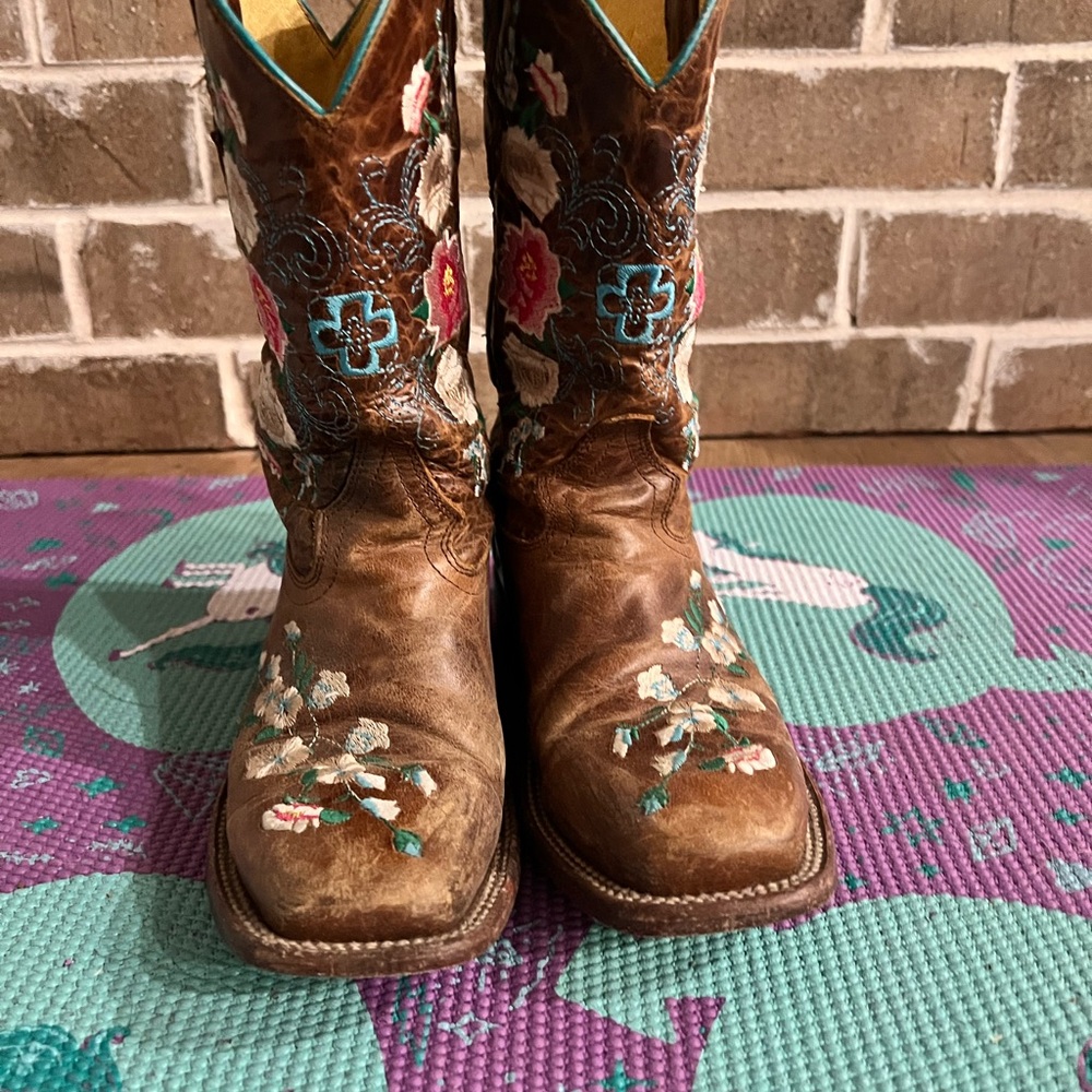 Embroidered Brown Cowboy Boots